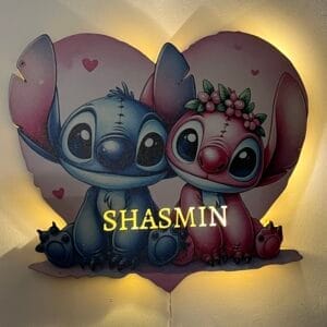 Lampada Stitch e Angel personalizzata con nome Perfetta come regalo 🎁 Questa splendida lampada è inspirata a Stitch & Angel, può essere personalizzata con il nome, è un’ottima compagnia durante la notte grazie alla sua luce calda e soffusa che illumina la cameretta. E' un bellissimo regalo per gli amanti di Stitch & Angel